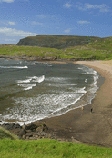 Plage paisible et collines verdoyantes